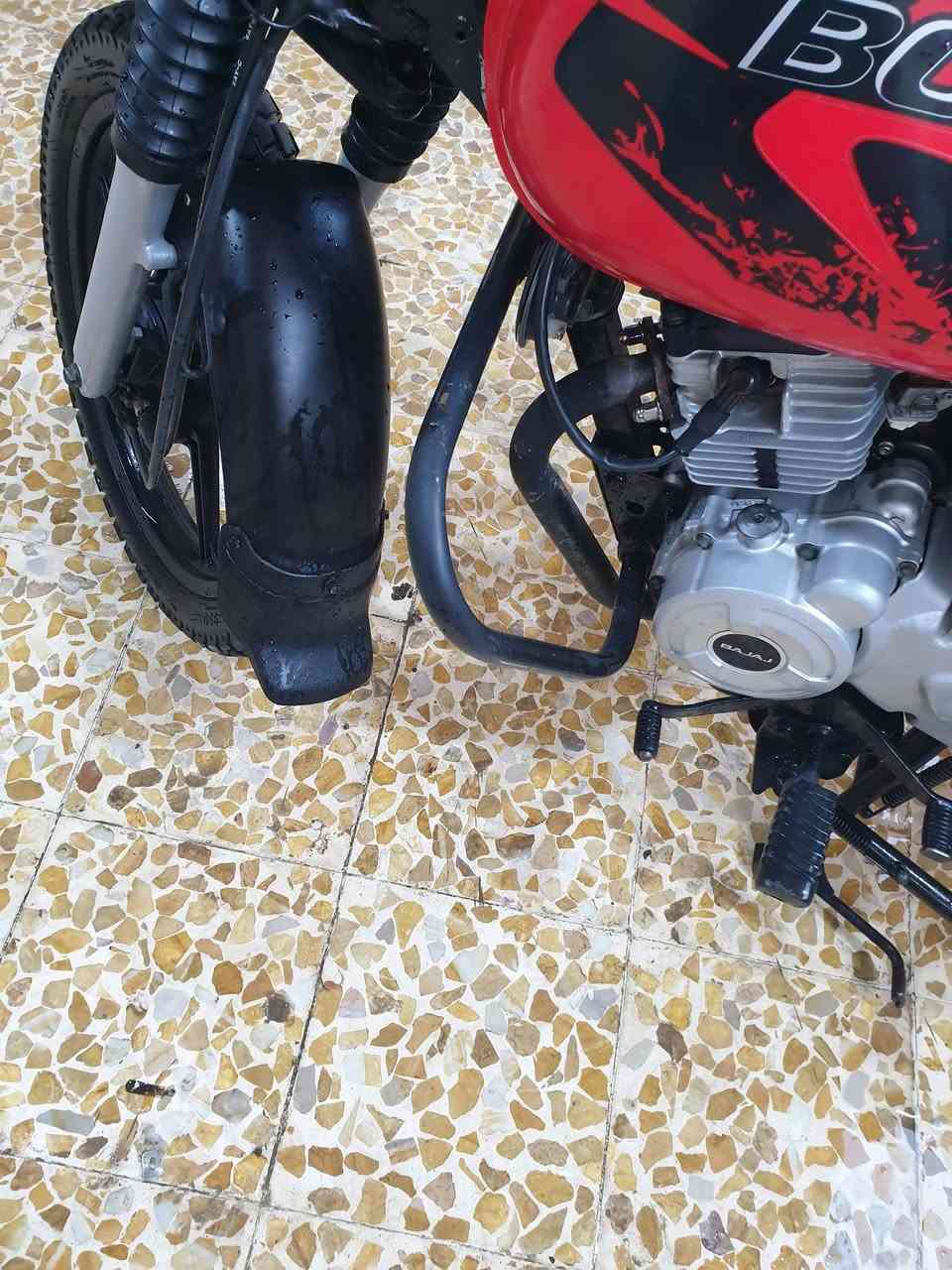 سلام عليكم دراجه بوكسر لبيع دراجه جاهزه نضيفه تجفيت شركه كله اصلي اوراق اصوليه كلشي شغال بيها دراجه حلوه مكفول من كلبه من ضربه من الاصوليات سعره   مليون و250         ***********
