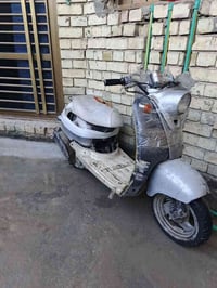 دراجه عبد الحليم نثيه شغاله كلشي مابيه يحتاجلهة شويه نقوصات مكان بغداد...