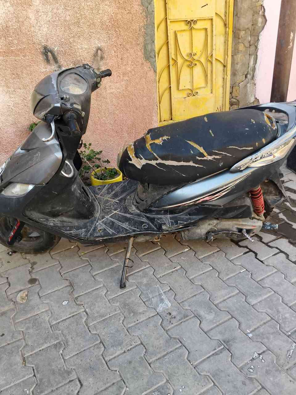 سلام عليكم 
دراجة ثعلب 140 جانت تشتغل نوب كامت اتكطع و طلع دخان اسود و وكفت عفتهة دراجة كفرات نضيفة شوفت عينك ضفيرة نضيفة ما ملعوب بيهة دراجة رياضية بوشة 55 صالنصة بوري عدل ابيع كوم حديد لين ماعرف شني عطلهة ابيع كوم حديد ب250كلشي مابيهة تلح وياهة تشتغل عنواني بغداد شعلة  ***********

