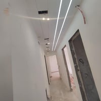 كادر متخصص لعمل كافة أنواع الديكورات و الاصباغ الداخلية و الخارجية بآس...