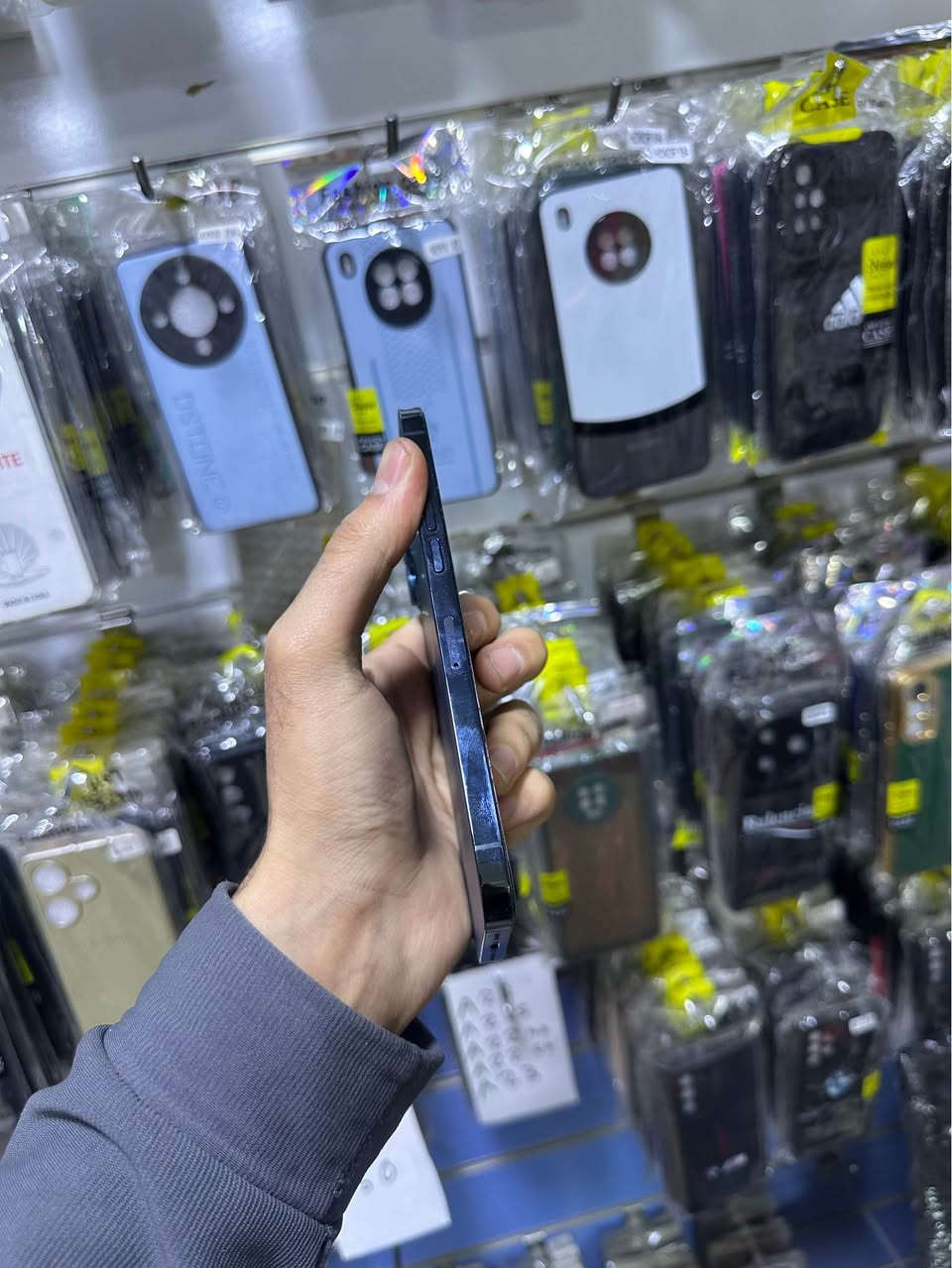 ئایفۆن ١٢ پرۆ ماکس ٢٥٦ گیگا یەک سیم مۆبایلەکە بەس پاتری گۆراوە هەمووشتیکی بیلادیە بەزەمان نرخی ٢٧٠ دۆلار ناونیشان هەلیر گەرەکی قەلاتی نویی ژمارە تەلەفۆن و وەسئەپ (***********) أربيل, العراق
