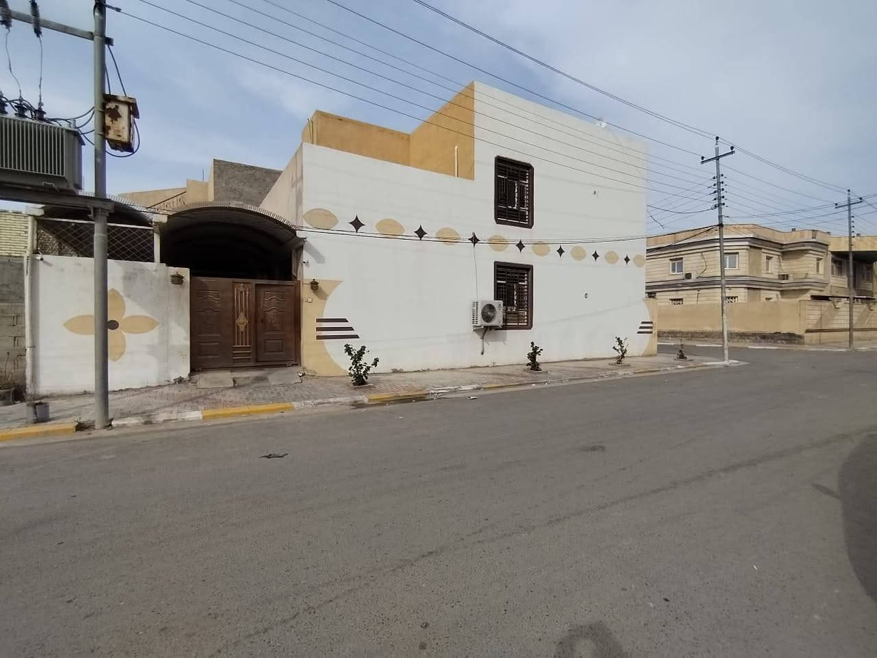 بيت للبيع في كربلاء حي المجتبى مساحة 200م طابو صرف ركن بطحي طابقين 4غرف نوم وكافة ملحقاته حي راقي كافه الخدمات متوفره على شارعين 15 موقع مميز جدا قرب المستوصف بناء درجه اولى السعر 400 للاستفسار الاتصال *********** /*********** مكتب الخبير نستقبل كافة العروض
