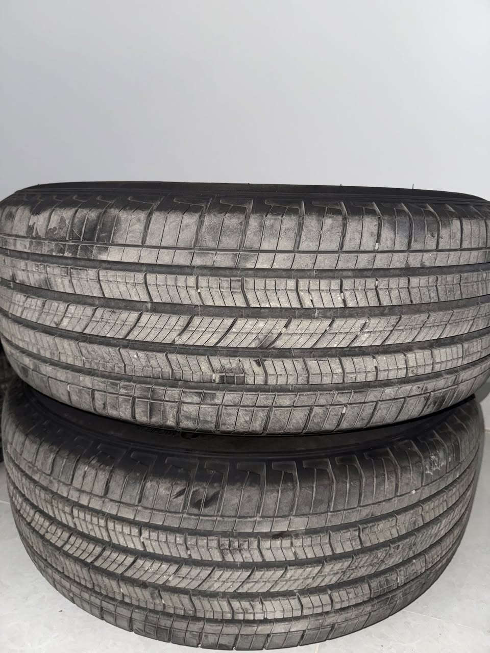 سلام عليكم
طايرات ويلات جيب لاريدو قياس 18
طايراط 1الف مايل ماشي عليها 
ماركة مالها MICHELIN 
ويلات حتة شخط مابي بيلادي 
***********
***********
