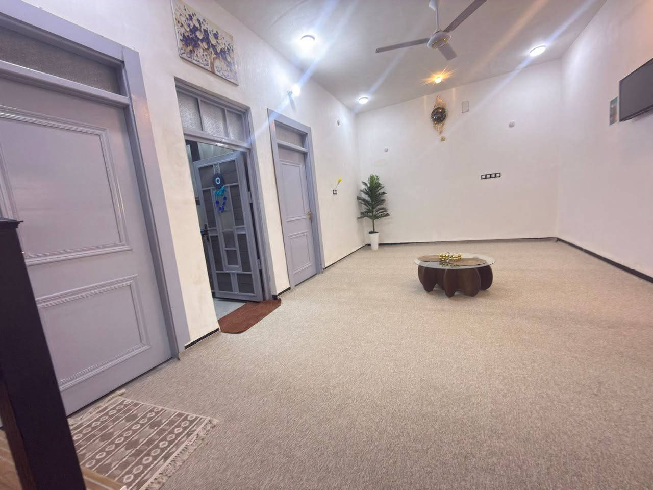 دار زراعي للبيع مساحه ١٨٠م في منطقة الصخيين بعد جسر يبعد عن الحولي ٨٠م بناء درجه أولى بناء طابوق وسقف كونكريت عالي عن شارع شارعه ١٠م تصميم نضامي 
يتكون من غرفتين وديوانيه كبيره وصاله ومطبخ وصحيات داخليه وخارجيه ستاره ٢ م وسطح شتايكر وبيبان وشبابيك تفصال درجه اولى 
خدمات ماء وكهرباء ومدارس
لل استفسار اتصل على 
***********
