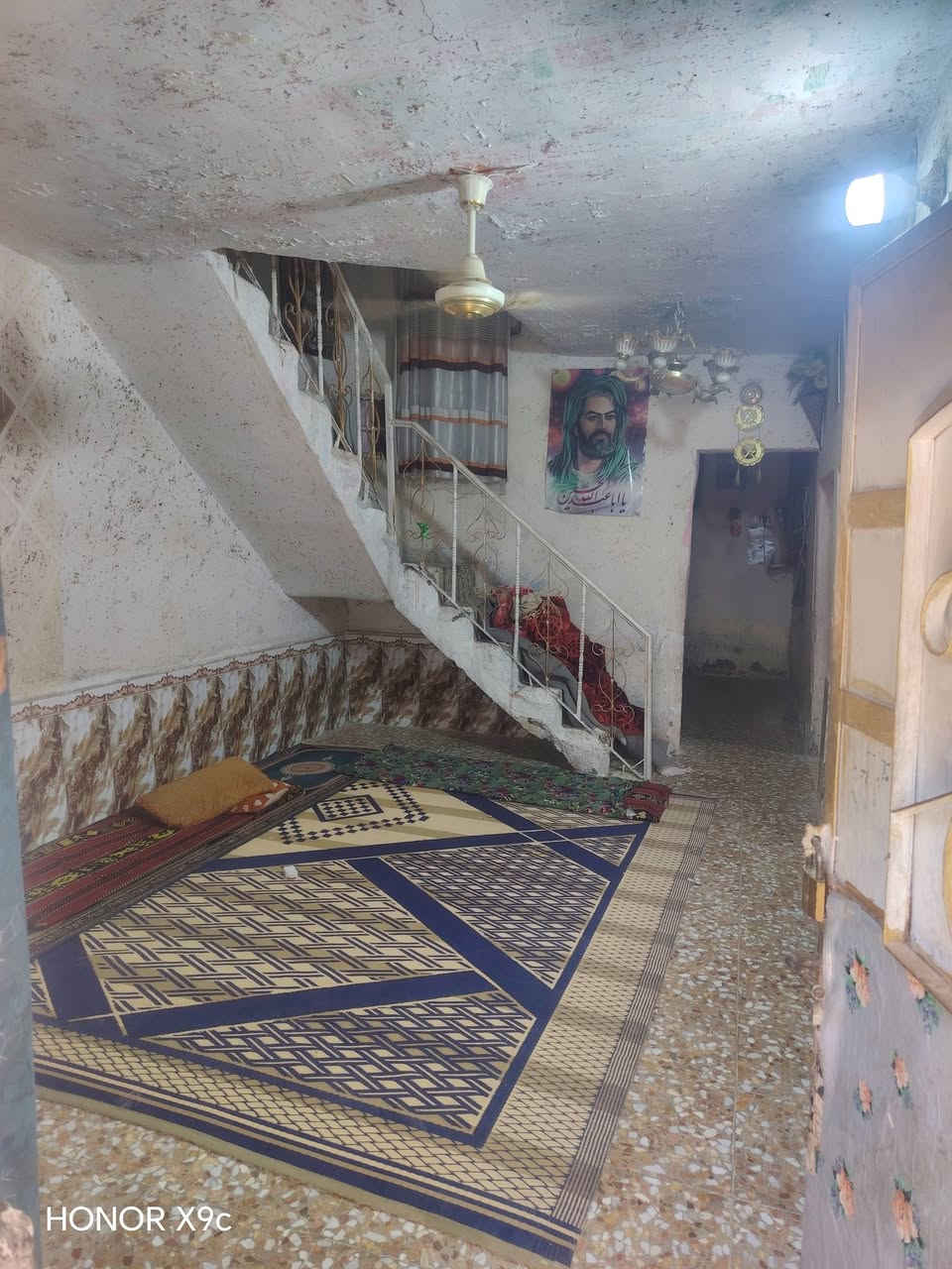سلام عليكم دار للبيع مساحه ١٥٠متر مع الحديقه البيت يشمل 3غرف وصاله ومطبخ واستقبال خارجي سعر 38 مليون مع تانكيات مغاسل مع البيت مكان حي الجزائر مقابل السجه ***********
