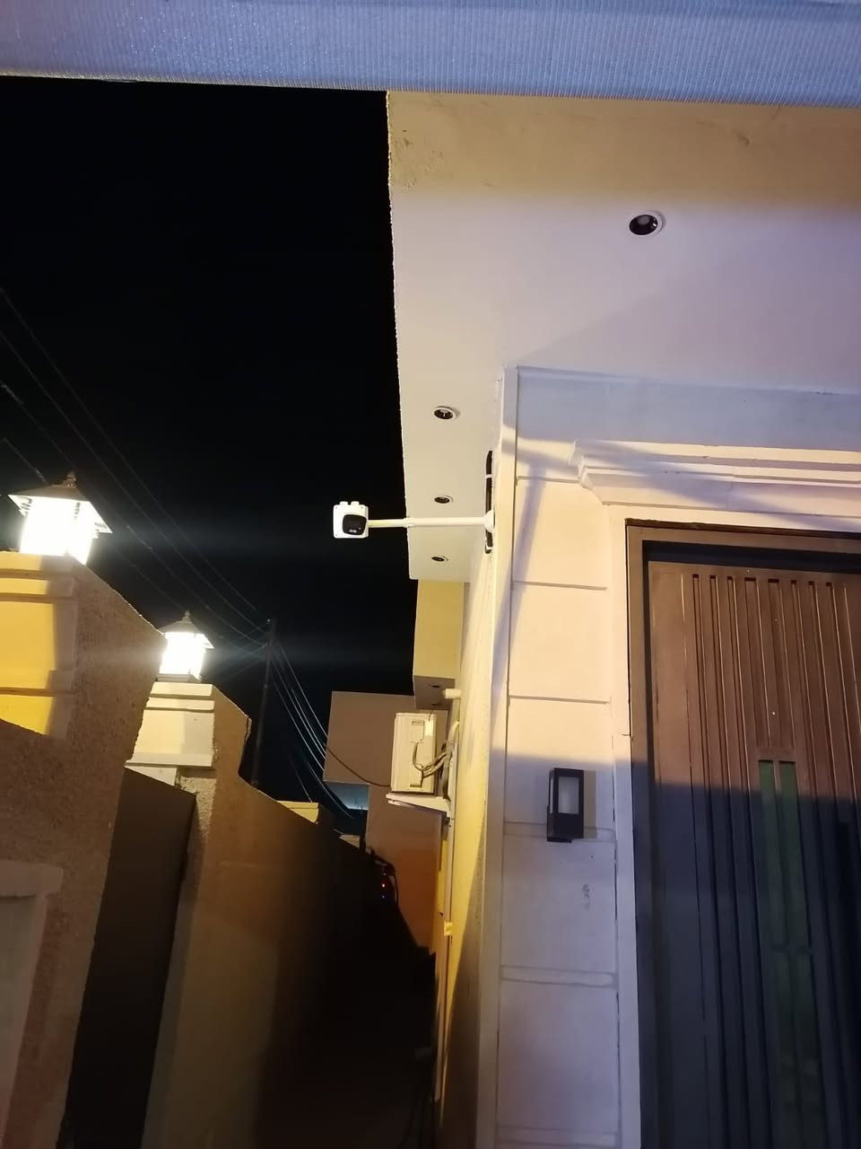 على بركة الله ✨  

تم تجهيز وتنصيب سيستم كاميرات مراقبة بدقة عالية جداً 📹  

🔹 تجهيز جهاز DVR بدقة 8 ميگابكسل  
🔹 كاميرات مراقبة خارجية بدقة 6 ميگابكسل  
🔹 مع كافة الملحقات الأصلية  

تنصيب احترافي بإشراف كادر مختص وبأفضل المعايير 🔧  

للاستفسار والتواصل:  

📞 ***********  

مكتب الوسام لخدمات الحماية والاتصالات

العنوان : قضاء الدور / شارع البانزيخانة/ مقابل متوسطة الشيماء للبنات - مجاور اعدادية الشيماء للبنات.
