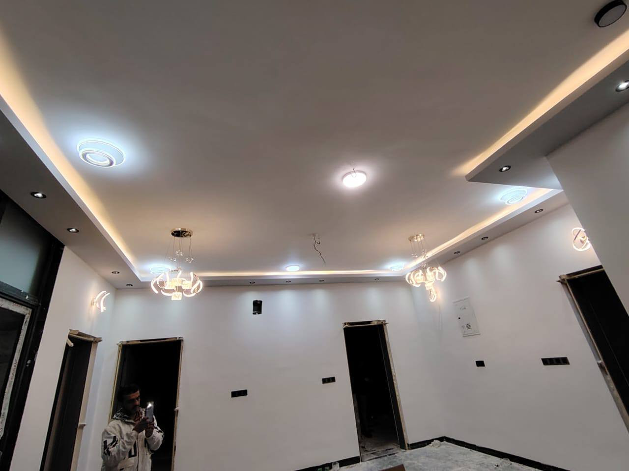 بيت للبيع
المساحة ( ٣٠٠ ) متر
أمام حديقة عامة 
البيت ما مسكون ابد ( جديد)

تبريد مركزي 
عدد المطابخ ٢
عدد الغرف ٥
عدد الحمامات والمرافق الصحية ٣
هول 
صالة 
ديوانية
العنوان الانبار الرمادي 
***********
