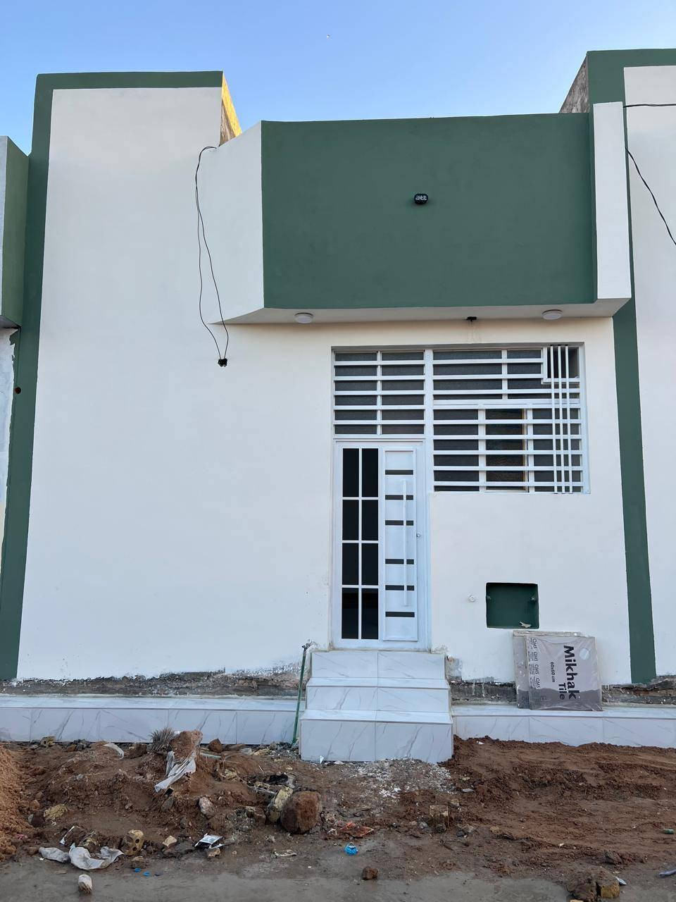 دار للبيع  50 م 🏡 (مكتب الخليج للعقار عمود327)
***********
✅ مشمول بقرار التطويب 

بسعر /22/ مليون مع المجال/ 
موقع /نجف 🏡شارع الحولي مال المطار عمود 327

البناء 🏡 
غرفه/صاله/مطبخ / صحيات/مكشوفه
بناء مرتب/ اساس + سقف كونكريت + طابوك

ألخدمات 🏡 ماء/كهرباء/مدارس/سوق/تبليط/لحد الباب
