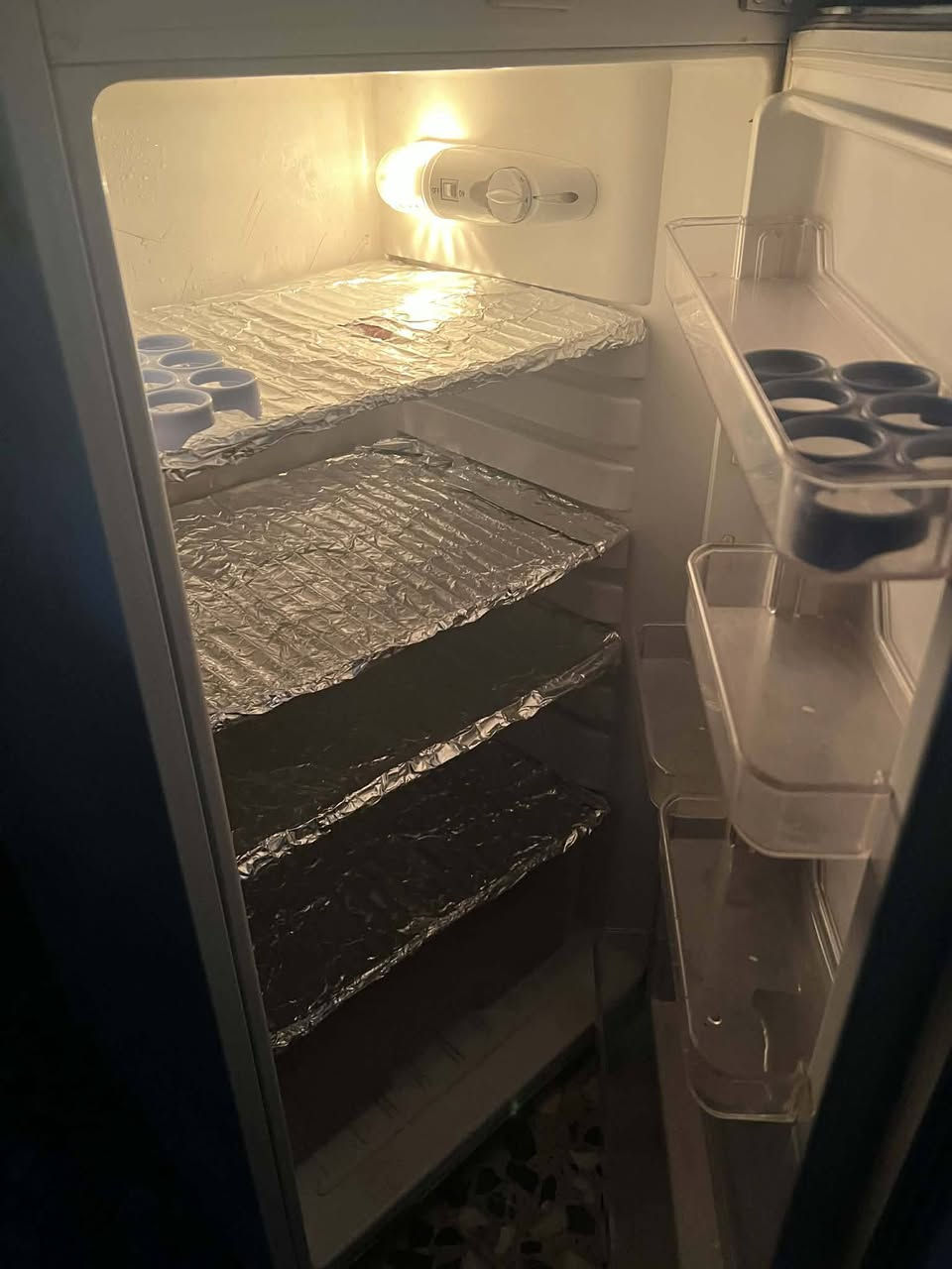 ثلاجه شغاله وتجمد كلشي ما بيها ولا داخله تصليح الله شاهد مكاني زعفرانيه سعر 60وبيها مجال ***********
