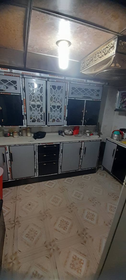 بيت ملك للبيع  طابقين في مدينة الشعلة - الحيانية
طابق الأول يحتوي على
غرفتين مساحة كل غرفة ٣.٤ × ٤
والهول مساحة ٣.٤ × ٦
حمام مساحة  ٢×٢
 تواليت مساحة ١.٥×٢
مطبخ مساحة ٣×٣ 
محل أسواق مساحة ٣.٤×٦
الطابق الثاني يحتوي على 
غرفتين مساحة كل غرفة ٥.٥ ×٤
الهول ٤×١٠
حمام ٢×٢
تواليت ١٠٥ ×٢

سعر 155 مليون وبي مجال قليل لتواصل *********** البصرة, العراق
