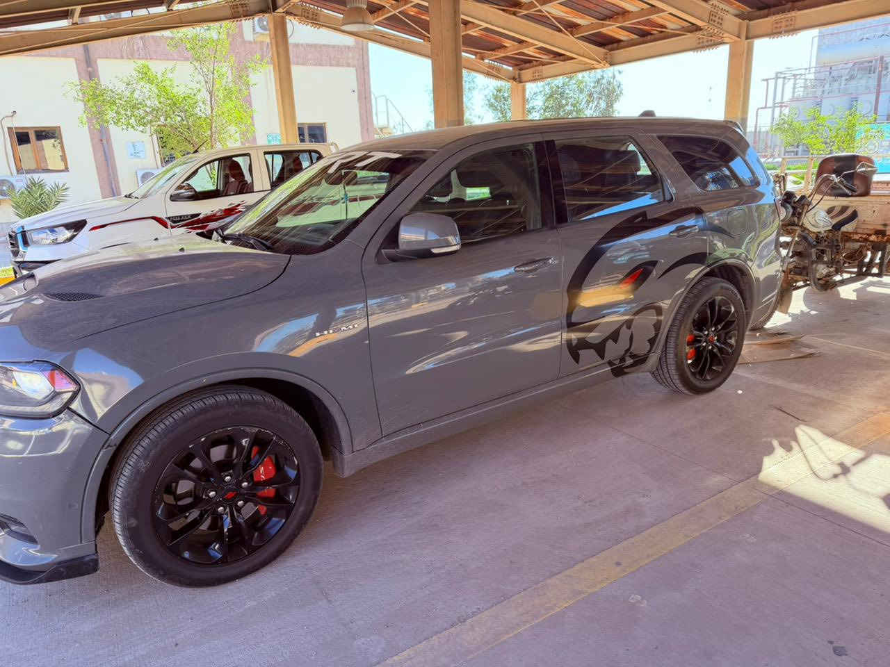 رمضان مبارك 

دوج دورنكو   RT موديل 2020
 
لون سمنتي والحادث موجود ب صوره 
حاله حال الكلين لن حادث بسيط  ب العراق مكفوله 

عليه برمجه صرف  وعزم وتقليل الاوكتان يعني تنسه شي اسمه دوانز 

تبريد تدفه كله شغال حداده ‎%‎100 

سياره عله ايدي  وما متعوبه السعر 285 وبيه مجال 

رقم الهاتف:***********
