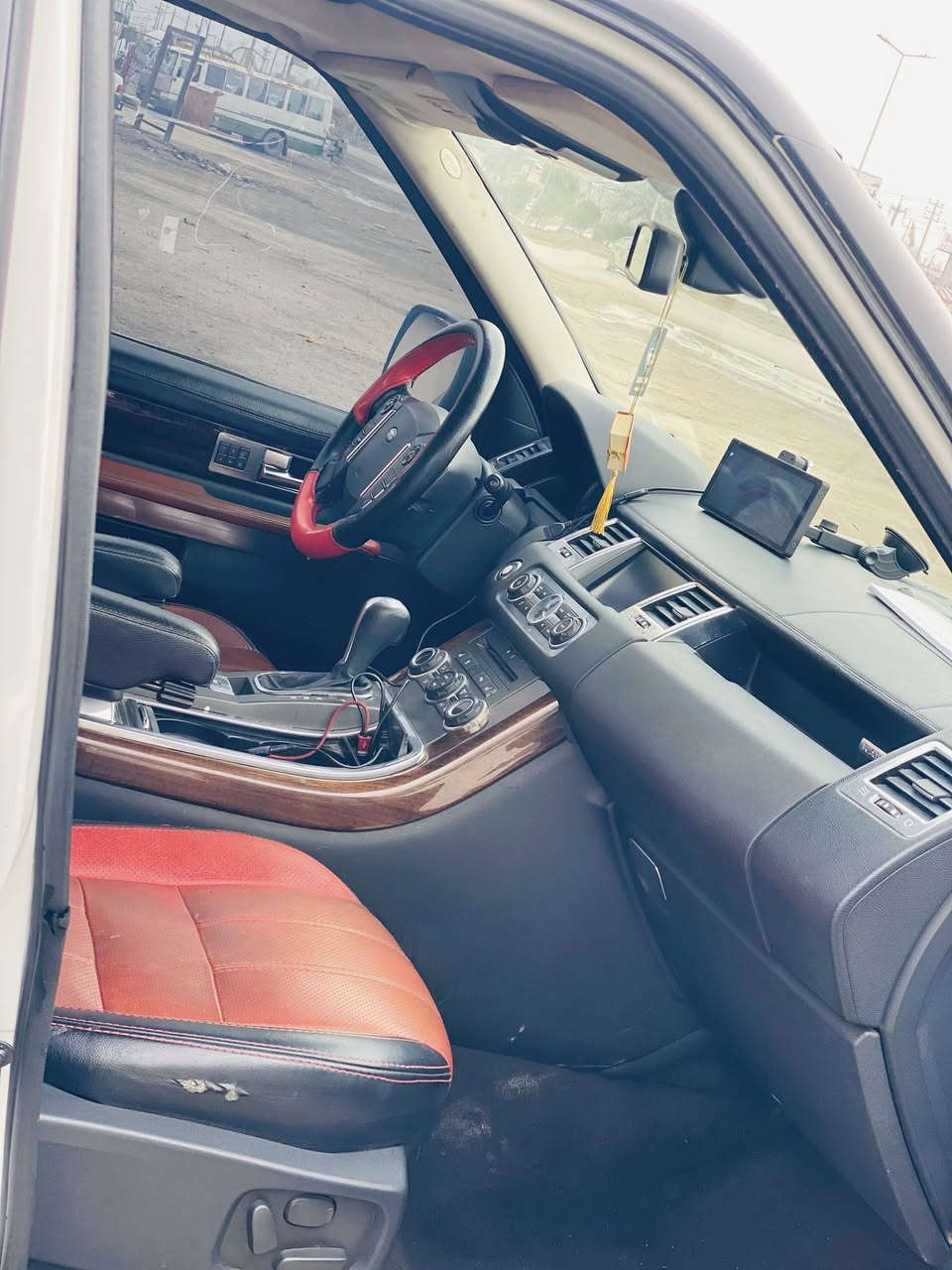 السلام عليكم
رانج موديل 2011 فول مواصفات رقم أربيل وارد خليجي مكينه 8 سلندر سياره جاهزه ما ناقصه شي  حادث فقط خشم الجاملغ الجهه اليمنه مكان السياره بابل السعر ١٥٥ 
الاستفسار ***********
