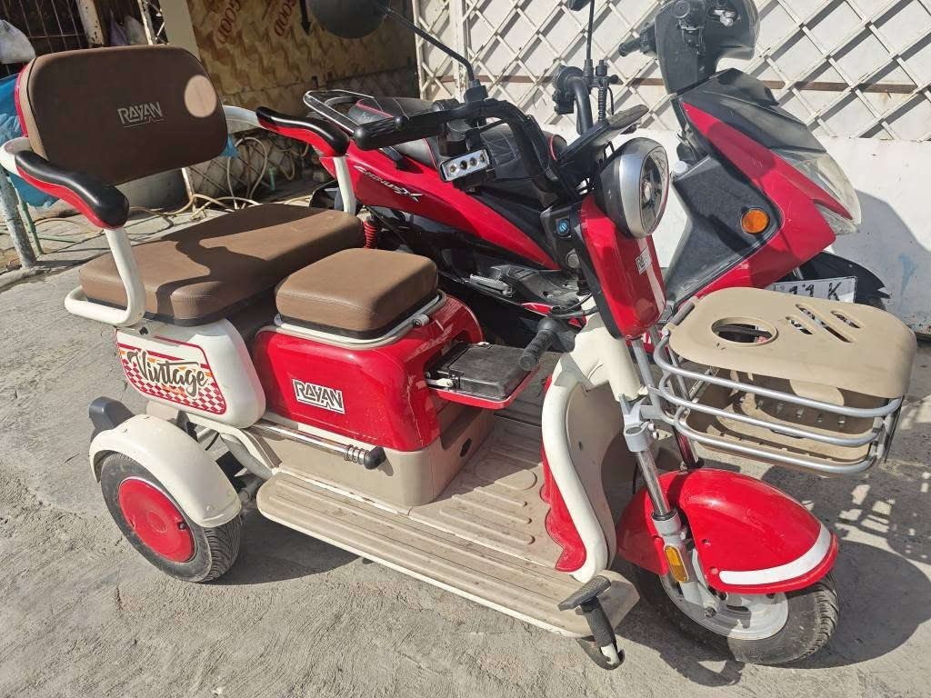 دراجه شحن جديده مستخدمه ايام قليله كلش جديده مكاني الشعب *********** ب 650 وبيهه مجال بغداد, العراق
