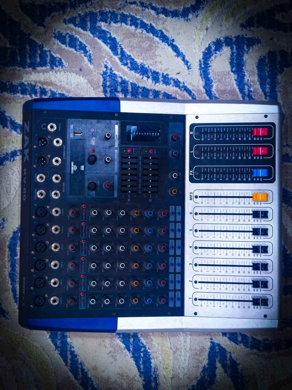 السلام عليكم اخوان جهاز (Pro Mixer ZAK. KV60) خطين كل خط 800 واط مستخدم قليل ما داخل تصليح أبد تجي تفحص وتاخذ


**إذا كنت صاحب هذا الإعلان وتريد حذفه لأي سبب، رجاءا أرسل رسالة إلى الدعم الفني**