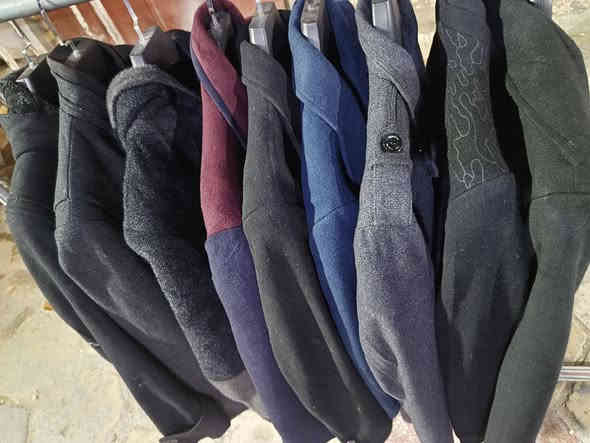 كوت رجالي باله
قمصله رجالي باله 
تيشيرت حلقه رجالي باله 
العنوان الماجديه شارع الملعب 
قرب السوق محل ابوذر 
***********
