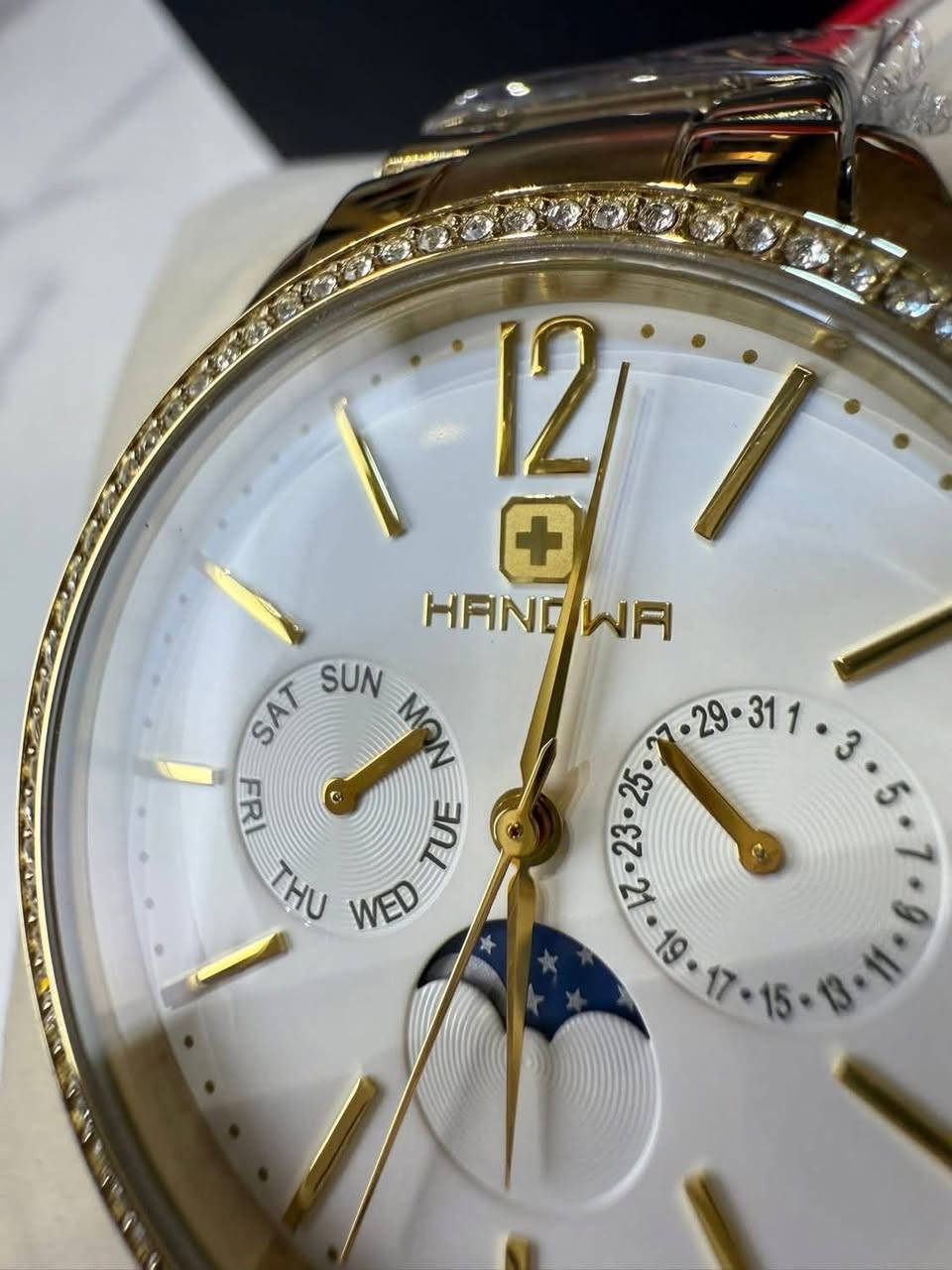 🔹ماركة هانوا HANOWA
🔹نسائية طلاء ذهب 
🔹القطر 38 
🔹الداير شوارفسكي 
🔹توقيت شمسي قمري 
🔹سناتر شغالة 
🔹كامل مرفقات 
🔹السعر 140 الف


**إذا كنت صاحب هذا الإعلان وتريد حذفه لأي سبب، رجاءا أرسل رسالة إلى الدعم الفني**