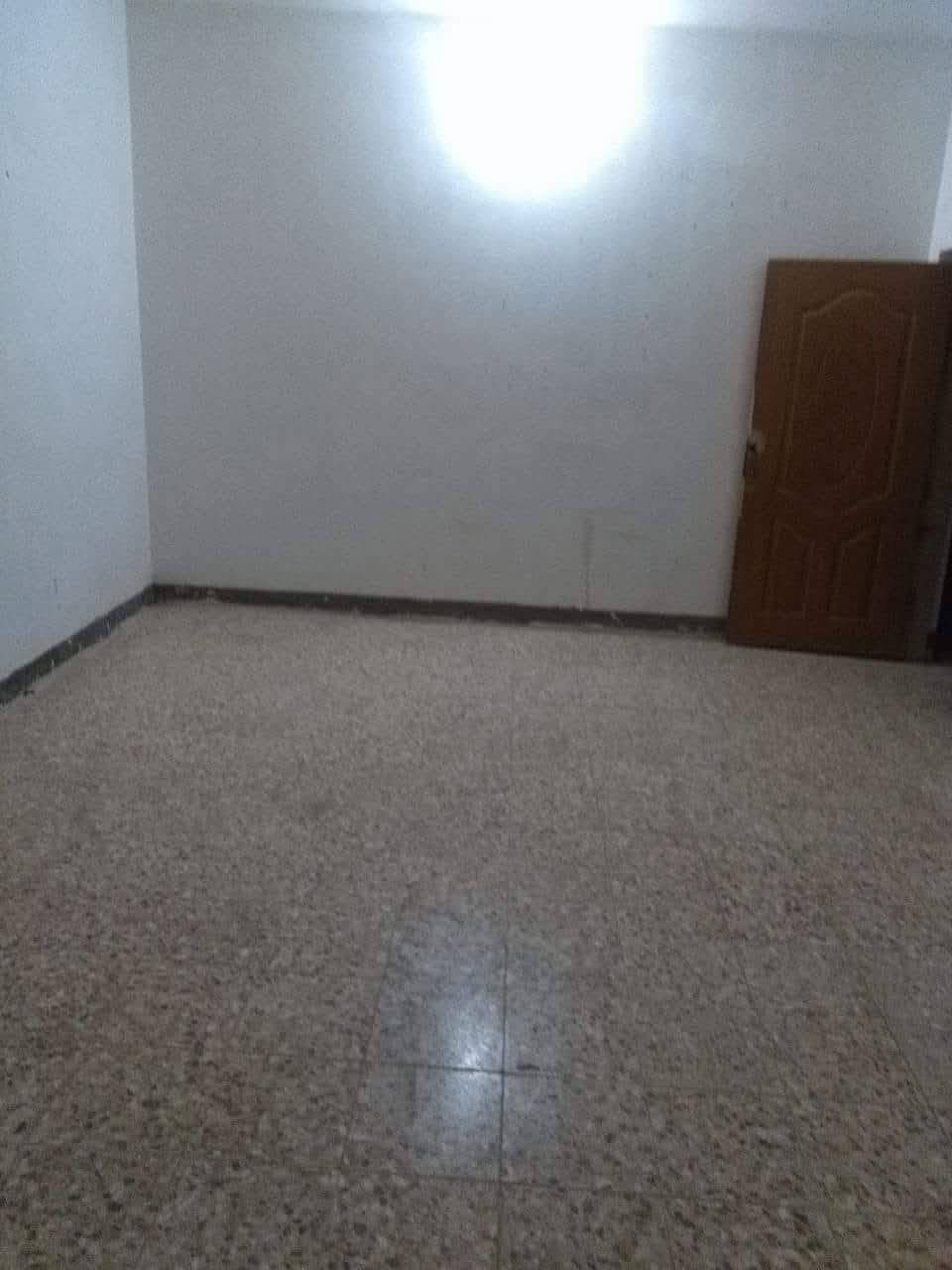 يوجدبيت للايجاربالتقيه الثالثه شارع مطعم بغداد اول فرع بالتقيه البيت يتكون
من مطبخ صاله ومجمع حمامات وصاله وثلاث غرف بالطابق ومجمع حمامات بالطابق الثاني للاستفساراتصال ***********

