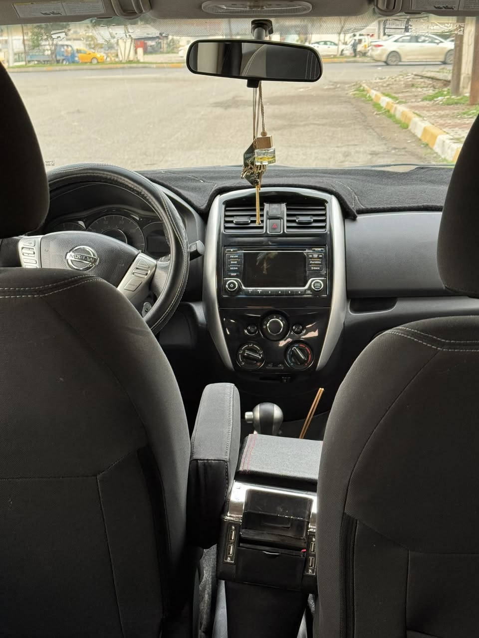 نيسان فيرسا2018 بيه جانلغ وباب سايق صبغ بدون دواخل  ماشي 64 الف رقم الهاتف ***********
