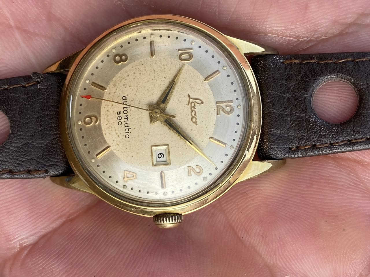 نوادر فنتج
ساعة من نوع Laco Automatic 580، وهي ساعة سويسرية الصنع تتميز بهيكل مطلي بالذهب وحزام من الجلد الطبيعي. 
العلامة التجارية: Laco (لاكو).
النوع: حركة أوتوماتيكية (Automatic).
المميزات: تتميز بتصميم كلاسيكي، وهيكل مطلي بالذهب، وحزام جلدي مثقوب.
الاستخدام: تعتبر قطعة من المقتنيات (Collectible) نظرًا لطرازها القديم.
قطر 34//40
سعر135 الف يتوفر توصيل


**إذا كنت صاحب هذا الإعلان وتريد حذفه لأي سبب، رجاءا أرسل رسالة إلى الدعم الفني**