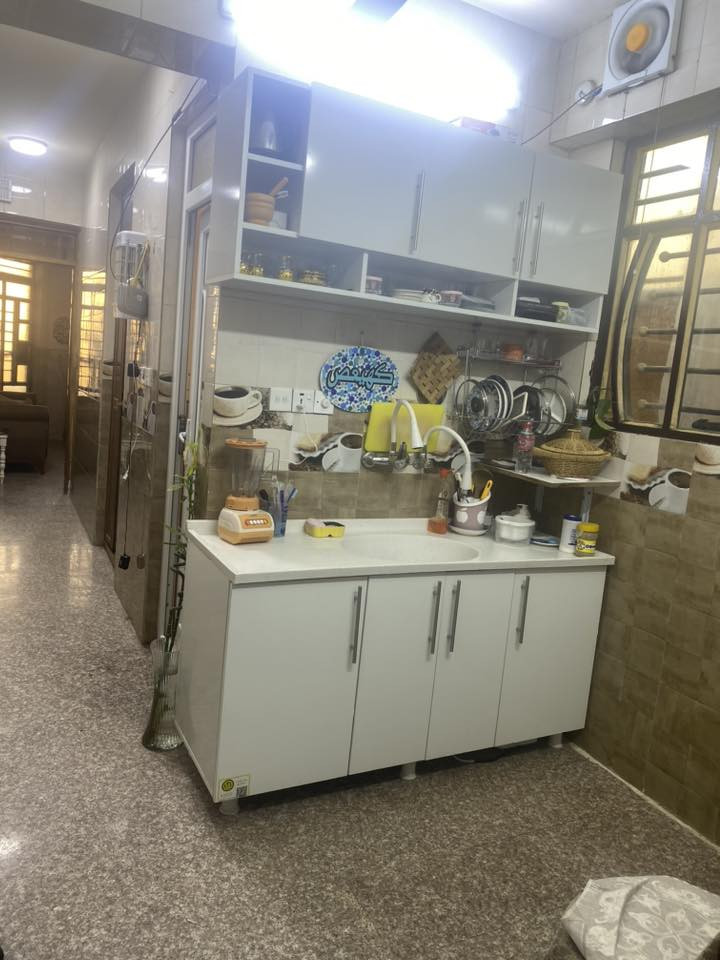 شقة للبيع تحتوي على صاله +غرفتين نوم +مطبخ وخدمات كراده داخل للاستفسار ***********  /***********
