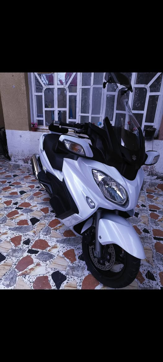 السلام عليكم شباب سكاي ويف 650 للبيع الدراجه نضافه فول مثل ما واضح  بالصور موديل 2017 فئة LX فول مواصفات تدفئه مقابض تدفئه كشنات مري شفط كهربائي جامه كهربائي انضمه قياده عادي +اوتو +بور  + abs باقي المواصفات معروفه  الدراجه مكفوله كفاله عامه المكان ميسان اي استفسار اتصل وتدلل ***********
