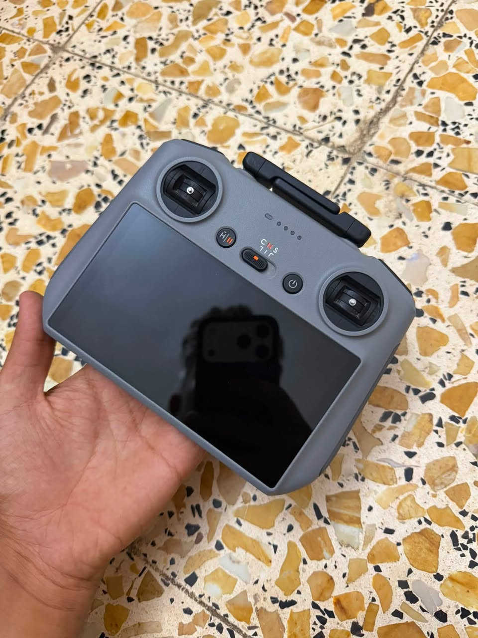 السلام عليكم 
جويستك  dji RC2
وياه بطاريتين مال مني 4 ابرو بلس 
سبب البيع انباكت الادرون 
***********
