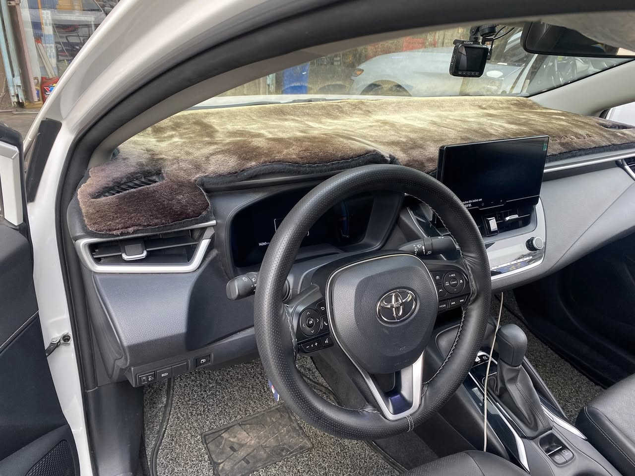 السلام عليكم عندي كورلا  موديل ٢٠٢٤  وارد صيني هايير   مكفوله كفاله عامه. من الصبغ والضرر. السياره باسمي  مرقمه بغداد. الرقم الإنكليزي.  مواصفاتها. بصمه  ويل. كب   تبريد قطعتين. كراسي كهرباء  واحد. جلد اصلي. محرك السياره ١٨٠٠ ماشيه السياره ١٤ الف  معروفه.السوك مواصفها مكان السياره بغداد المنصور مقابل مطعم زرزور   الاتصال على الرقم ***********
