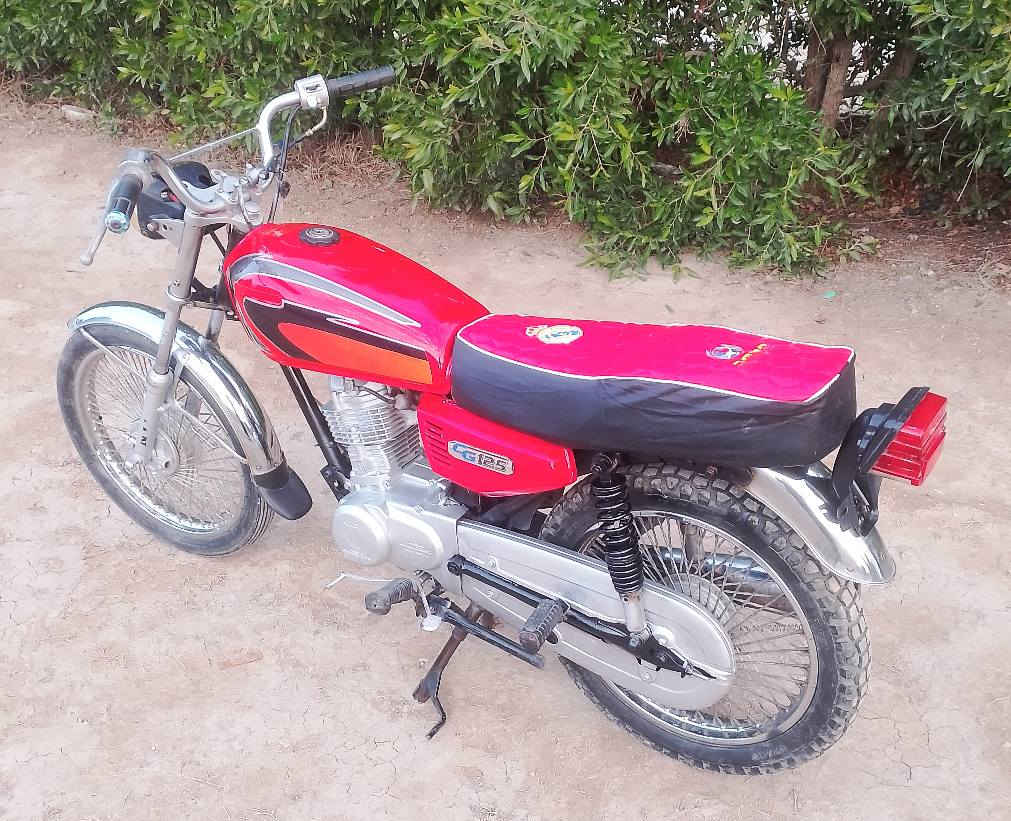 السلام عليكم دراجه كلك نامه برو غطاس بلاديه    بيها رقم شاصي وبليته  محرك مفتوح لا تنقيص ولا دخان  شلعه تشك الكاع تعال وشوف بعينك مكان القاسم سوق دوهان السعر275 وبيها مجال ***********
