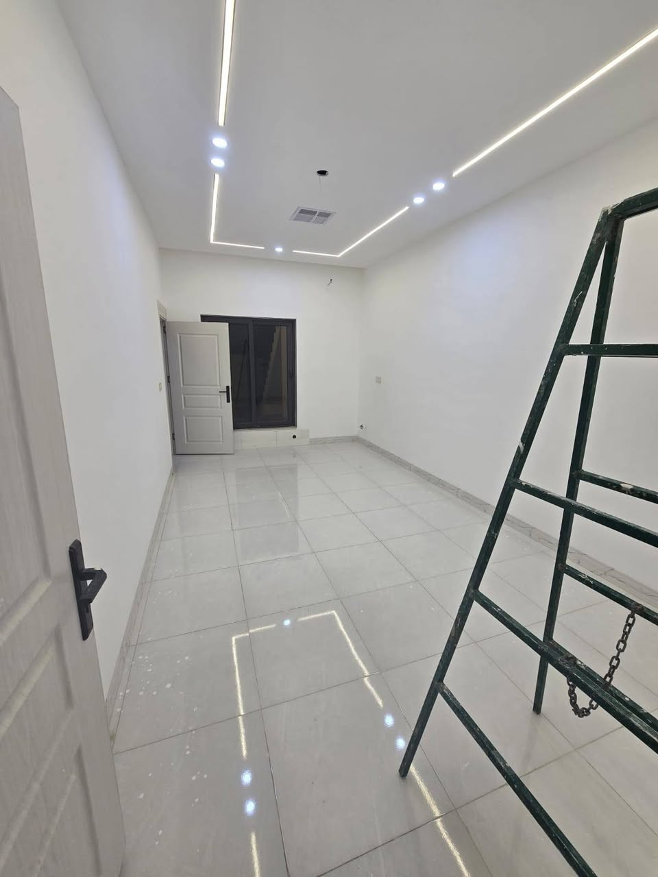 دارللبيع مساحة/187.5/متر بناء صفر طابقين كامل واجه 7.5
عنوان:قادسية الاولى 
نوع العقار:طابو ملك صرف
محتويات الدار:استقبال،هول،مطبخ حار بارد،غرفتين نوم
مواصفات:فول سيراميك،وسقف مغربي ونظام دكت تبريد مركزي
موقع مميز وشارع تبليط ومجاري وماء حلوو 
للاستفسار مراجعة مكتب النورين للعقارات والمقاولات أو الاتصال على الارقام التالية:***********
