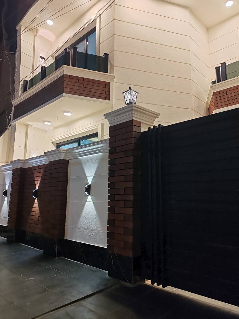 🏡 دار للبيع – الأعظمية (الأخطل)
فرصة سكنية مميزة بموقع راقٍ وقريب من جميع الخدمات
📐 المساحة: 125 م²
📏 الواجهة: 8.5 م
🛣️ شارع عريض مع رصيف نظامي
📍 الموقع: الأعظمية – الأخطل – قرب جامع الصديق
✨ مواصفات الدار:
أربع غرف نوم
حمامين
كراج سيارة
تصميم عصري وتشطيب حديث
إنارة خارجية مميزة
موقع هادئ ومخدوم بالكامل
💰 السعر: 565,000,000 دينار عراقي
📞 للاستفسار والمعاينة:
مكتب الشمم الهندسي للمقاولات والاستثمار العقاري
☎️ ***********
☎️ *********** بغداد, العراق
