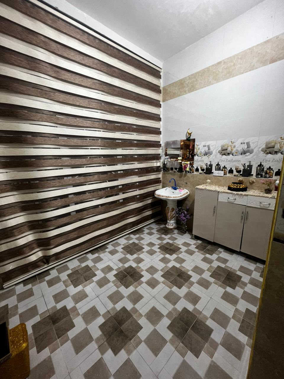 بيت للبيع مساحة 200م يحتوي البيت على مطبخ وصاله والاستقبال وغرفه وصحيات خارجيه وداخليه وبيت بناء حديث سنة2021 بيت طابق واحد المكان حي الامام علي رابع شارع قرب سيطرة الالبان القديمه . 
الاستفسار على الارقام
***********
***********
