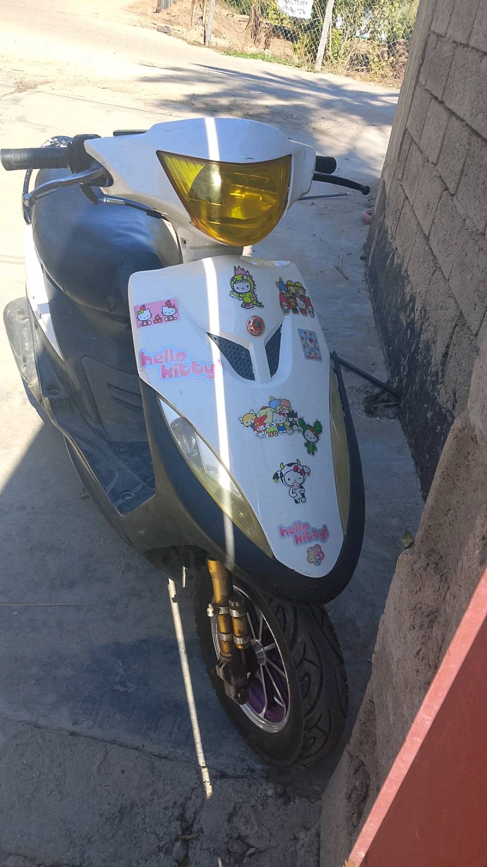 دراجة نارية ياماها للبيع، بحالة جيدة مع بعض الملصقات الزينة. تحتوي على مصابيح أمامية صفراء ولوحة تحكم واضحة. تحتاج إلى القليل من العناية في الطلاء الخارجي. بالمجمل، تعطي أداء جيد على الطرق.