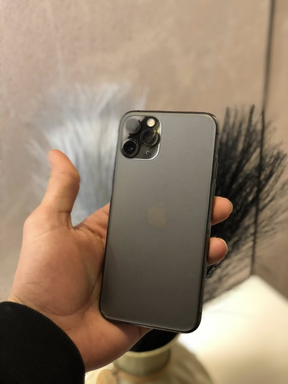 سلام عليكم ايفون 11 برو 👌🏻✅  
جهاز مبدل بطاريه 
ومكان السيم كارت ميشتغل  فقط 
والشاشه بيه كسر بسيط ومماثر ع المس ابدا 
فيس ايدي شغال كامرته تخبل صوته كلش ححلو 
ذاكرته 64 كـ 
السعرر 175 وبي مجال  ***********
