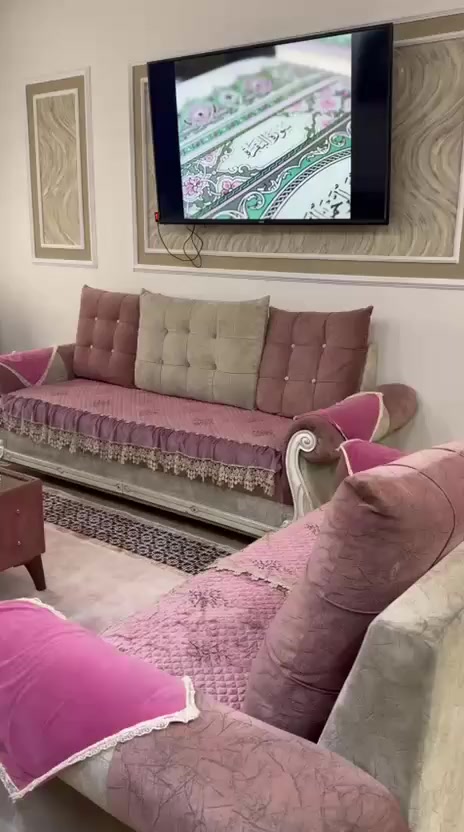 السلام عليكم تخم للبيع عشر مقاعد مع بردات وطبله وسطيه سعره 500 وبي مجال الاتصال على الرقم ***********
