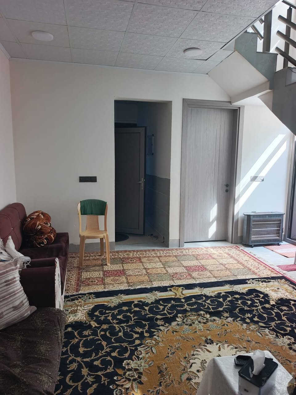 بيت للبيع خانقين 7نيسان حي الموظفين مساحه125متر بناء حديث طابقين نوع العقار(طابو صرف ) مسحوب عليه اسكان بناء طابقين عدد غرف نوم4
استقبال هول خطار مطبخ 2حار بارد حمام صحيات 2
السعر عل خاص رقم الهاتف***********
