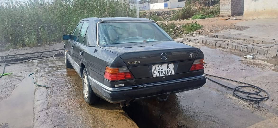 سلام عليكم مارسدس دب موديل ٩٢ نضيفة حيل محرك ابلاد ٣٢٠ عنكبوت حدادية امامي وخلفي جديدة مكفولة من ظربة والخياس غرفة جديدة احلاة من صورة مكاني بغداد ***********  قواعد مكفولة
