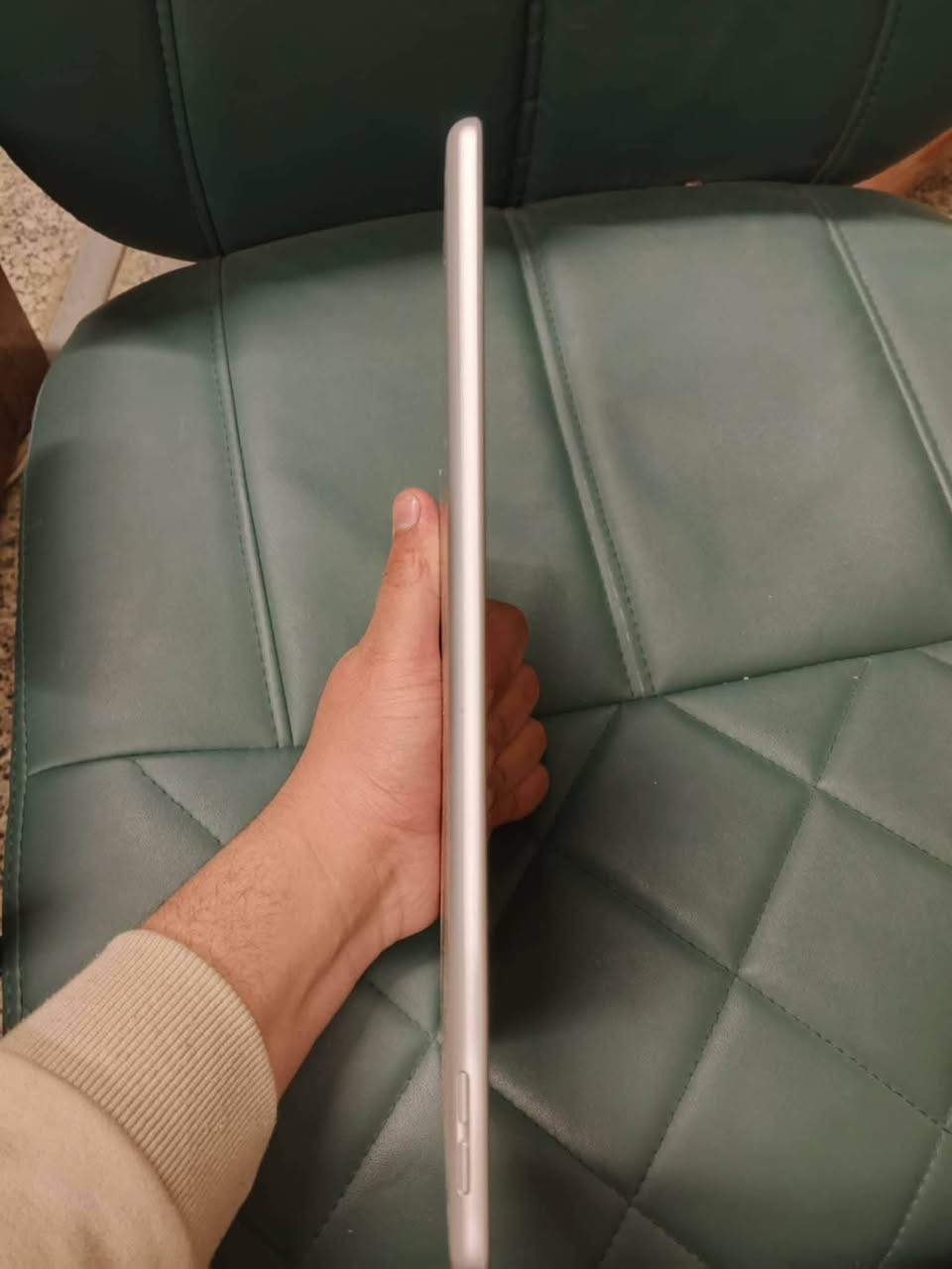 ايباد 9 ذاكره 64 نضيف مثل ما موضح عدكم غراضه كامله موجود سعره 225 وبي مجال بسيط لل شراي تفاصيل اكثر ***********
