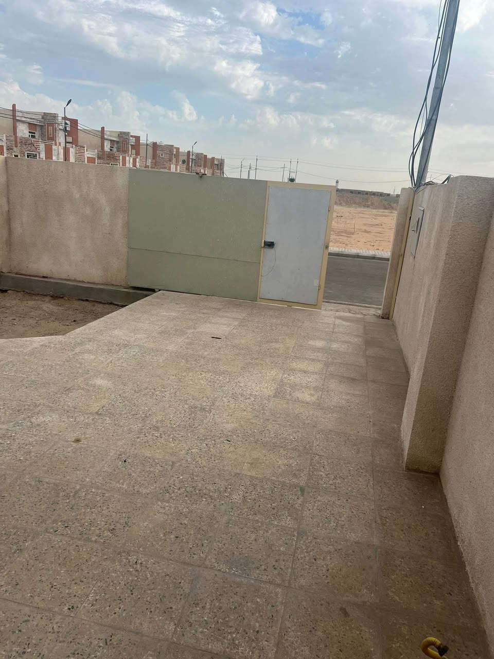 فرصه للاستثمار او السكن 
دار في مدينه السلام السكني
السعر الكلي 155مليون 
المقدمه 110مليون 
الباقي 45 مليون اقساط كل شهر 700 الف  بدون كفيل 
***********
