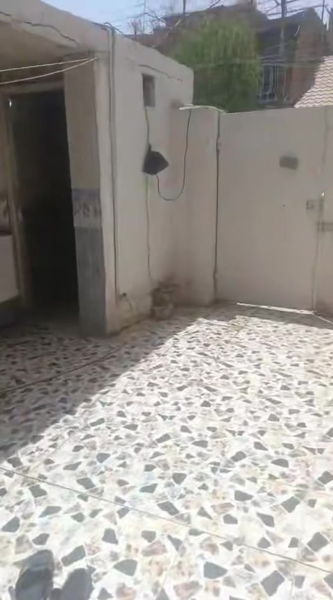 بيت مساحه ٨٠ متر طابو صرف بناء قديم صب مسلح وبحاله جيده ويحتاج بعض الترميمات البسيطه ليصبح سكن لائق  البيت يحتوي على استقبال وصاله وغرفه وحمام ومطبخ وصحيات خارجيه وكراج جوه وفوك غرفه نوم كبيره وبيتونه وسطح 
شهداء العبيدي الأولى قريب جدا من الشارع العام قرب شركه المصطفى وشركه المرتضى لتجاره المواد الانشائيه للاستفسار الاتصال على الرقم ***********

