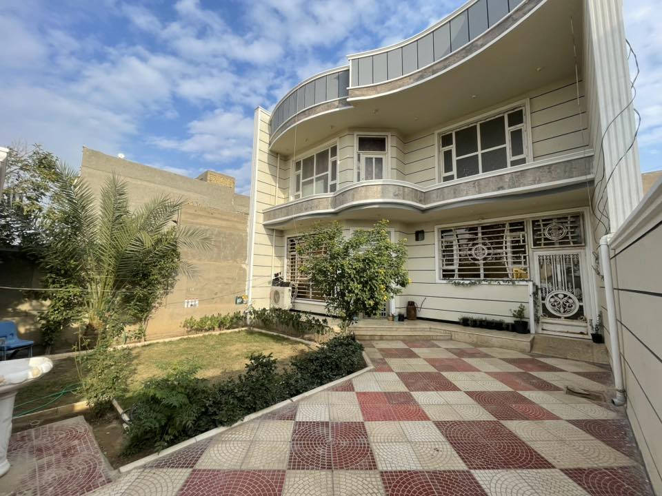 السلام عليكم 
دار للبيع في منطقة الخاجية(7712) المساحة 267 متر  على شارع سايدين تجاري قرب شارع 30 وجه الدار على شارع بدرة رصيف عرض 5 امتار 
للاستفسار الاتصال على الرقم ***********
