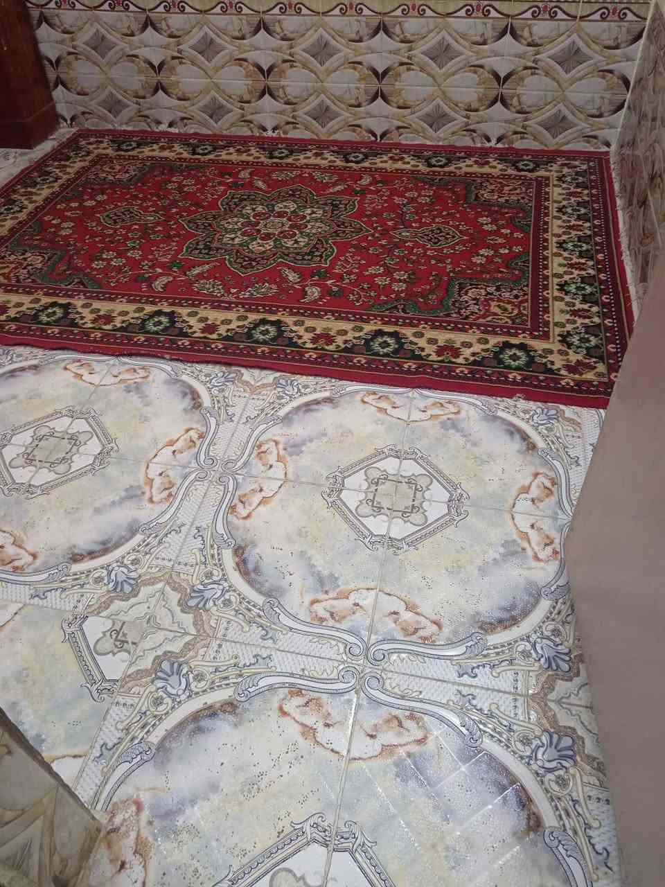 السلام عليكم ورحمه الله وبركاته 
بيت 100 متر مربع مكانه بحي الرحمه الثانيه 
بيت مرتب كامل وبيه محل بناء نضيف جدآ  ماتخسر عليه نهائيآ 
بلنسبه للمنطقه خدمات كامله 
ماء.مجاري . تبليط.كهرباء 
سعره 45 مليون وبيه مجال كلش بسيط
للاستفسار الإتصال على الرقم ***********
