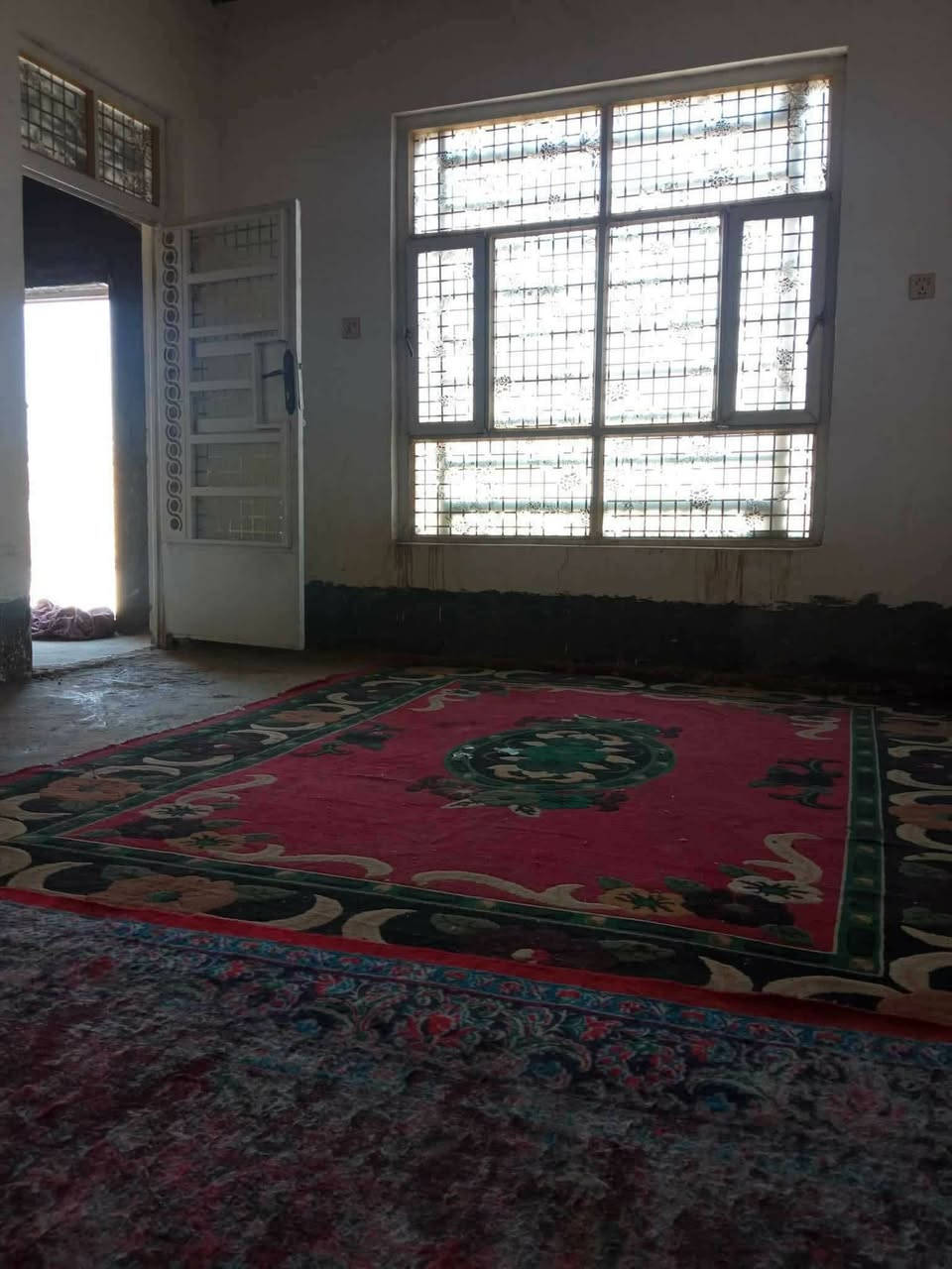 سلام عليكم دار للبيع القاسم حي الزهراء الثاني  قرب مدرسه جبل عامل البيت ٢٦٠ متر يحتوي على ٣ غرف نوم اوصاله ومطبخ وستقبالل
نوع البيت تجاوز مشموله بل تطويب ويتوفر كافه الخدمات تبليط مي مجاري سعر 26 وبي مجال 
الاستفسار تصال على رقم 
***********
