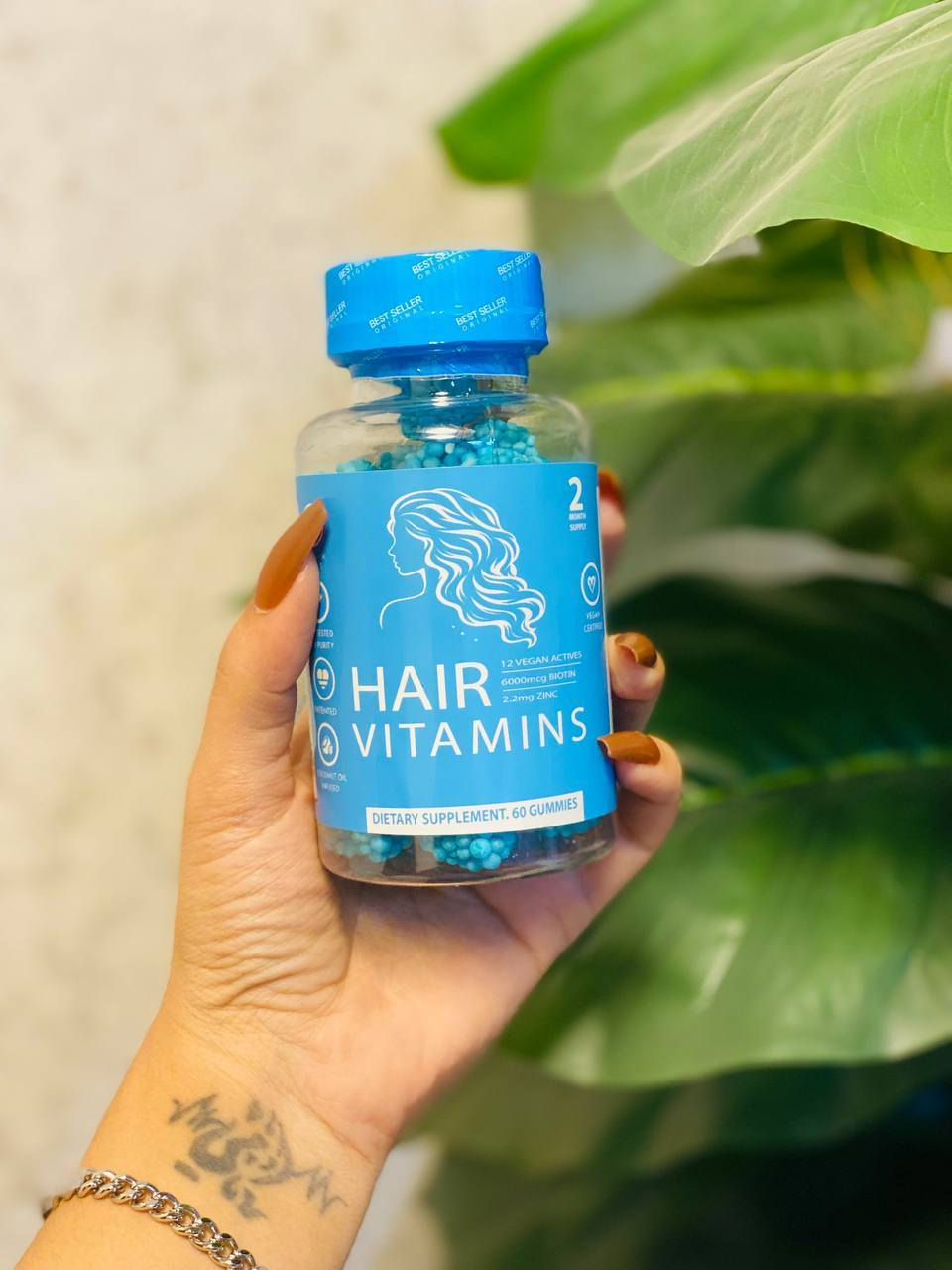 مكمل Hair Vitamins (فيتامينات الشعر) على شكل Gummies نباتية.
، تحتوي العلبة على 60 حلوى

Omega-3 🐟🌱 (مهم لتغذية بصيلات الشعر ودعم صحة فروة الرأس).

Vitamin B12 (فيتامين ب12 يساعد في تكوين كريات الدم الحمراء وبالتالي تحسين وصول الأوكسجين والعناصر الغذائية إلى بصيلات الشعر).

Vitamin C (مضاد أكسدة مهم لإنتاج الكولاجين الذي يدعم قوة الشعر).

Vitamin D (يدعم نمو الشعر ويقوي المناعة).

✅ الفوائد :

تقليل تساقط الشعر.

دعم نمو شعر صحي وكثيف.

تقوية الأظافر أيضاً (بسبب الفيتامينات).

تحسين نضارة البشرة (نتيجة احتواءه على فيتامين C وD).
المنشأ تركيا 🇹🇷


**إذا كنت صاحب هذا الإعلان وتريد حذفه لأي سبب، رجاءا أرسل رسالة إلى الدعم الفني**