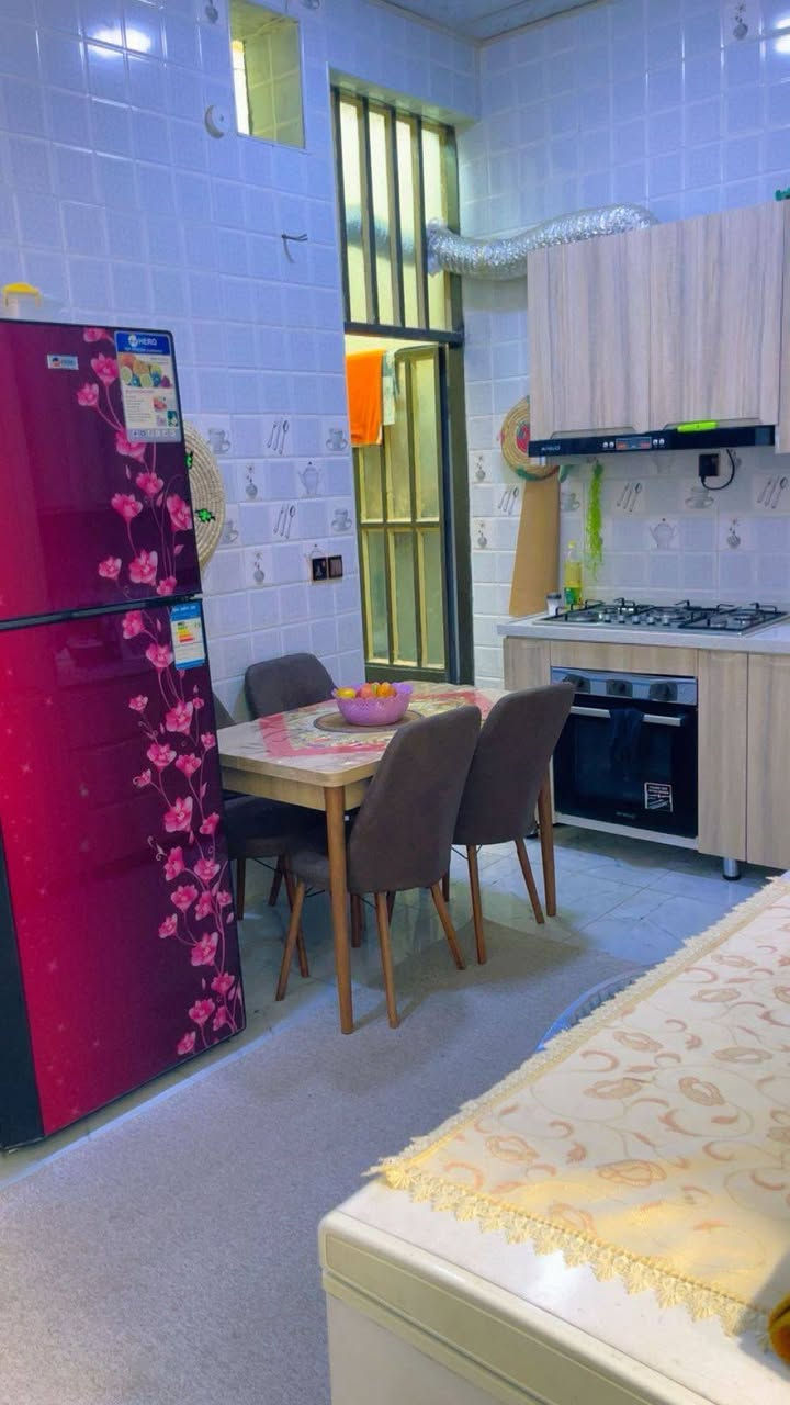 السلام عليكم ورحمة الله
دار ١٠٠ متر طابق ونص طابو صرف حي القدس مطبخ حار وبارد الاستقبال مفصول عن الصاله باب سلايت كهرباء ماء مجاري ميزانيه ماء وكهرباء ومولد مدارس
للاستفسار *********** السعر عبر الاتصال رجاء
