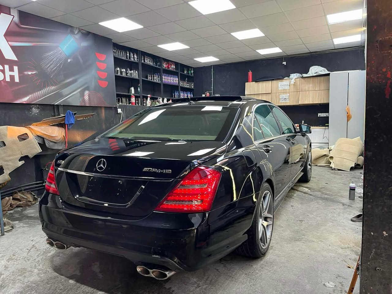 ماشااللە لەماڵی هەموو لایەک

📦Mercedes Benz S350L 2009📦

تکایە زانیارییەکان بەتەواوی بخوێنەوە ئەگەر بەدڵت بوو  ئینجا تەلەفون بکە، چونکە هەمووشتێکم نووسیوە

مارسیدس بێنز ئێس کڵاس 350L “شەش بستۆن”
بێ ڕەقەمی دوبەی (ادوات) ساغ
‎تەعمیر کراو نییە! تەرهیمات و شتی نییە
شکڵێ 2013 و 
مەکینە و گێڕ و کارەبایی بەشەرتی نەکرانەوە و مەزبوتی.
‎بەشەرتی ئەوەی دەگمەن بێ لەپاکیدا و لەرەسمەکانیش تازەتر بێت

دروستکراوی ئەڵمانیایە و وارد خلیجییە “سفری ئەبوزەبی” EMC
واتا ئەمریکی و یابانی نییە

مواسەفاتەکانی
دەرگا درێژ (رئاسی)
رەنگی ناوەوە زیرەییە
کوشن جڵد،  گەرم و سارد، کامل کوشنەکان و کەلەکان کارەبایین و کاردەکەن
سوکان و کوشن خەزن
سوکان متحرک و فۆڕمیکا
کوشن مەساج (تەنها ئەوەی کار ناکات)
 شاشە سیدی بۆکس (6 سیدی)وو دیڤیدی 
گێچی ئەلیکترۆنی
تەلەفون و بلوتوس
بەسمەی دەرگاکان و ئیشپێکردن
راداری پێش و دوا،  دیاریکردنی خێرایی و سنووردارکردنی خێرایی
حاسەی خوێندنەوەی هێماکانی هاتووچۆ
پێنج پەردەی کارەبایی (هەر پێنجیان کاردەکەن)
سارد و گەرمی سەکن و سایەق بەجیا
سارد و گەرمی مەرکەزی
سێ مۆدی لێخوڕین (سپۆرت،مانوێڵ، کەمفۆرت)
لیدی ژێر فۆڕمیکای داشبۆرد و دەرگاکان (شەریکە)
هەر چوار دەرگا سەحب (هەر چواریان کاردەکەن)
سندوق شەفت و سەحب (کاردەکات)
پانۆراما (کاردەکات)
لایت عەدەسە و زینۆن
لەکاتی پێچکردنەوە لایتی لاتەنیشت کاردەکات
 دەبڵی هەوا ، بەرزکردنەوە و نزمکردنەوەی بە ویستی خۆت 
چوپی دەبڵ و سیستمی هەوای مەزبوتە
برێک کارەبایی
ئۆتۆ ستۆپ
کامێرەی دواوە
لایت و فوڵچە ئۆتۆ
راداری پێش و دوا
مەکینەی جۆری M272 V6
مەسجی شاشەی نییە 
5 ویلکەپی شەریکە
رەنگە هەندێ مواسەفاتی تریشم بیرچوبێت

رۆن، هایدرۆلیک، ئاوی رادێتەر کامل تازە سێرڤس کراون

نرخ 105 
 «هەرزانتریش زۆر زۆرە بەس تکایە ئەمە لەوانە نییە!!»
شوێن هەڵەبجە 
ژمارەی تەلەفون ـ *********** حلبجة, السليمانية

