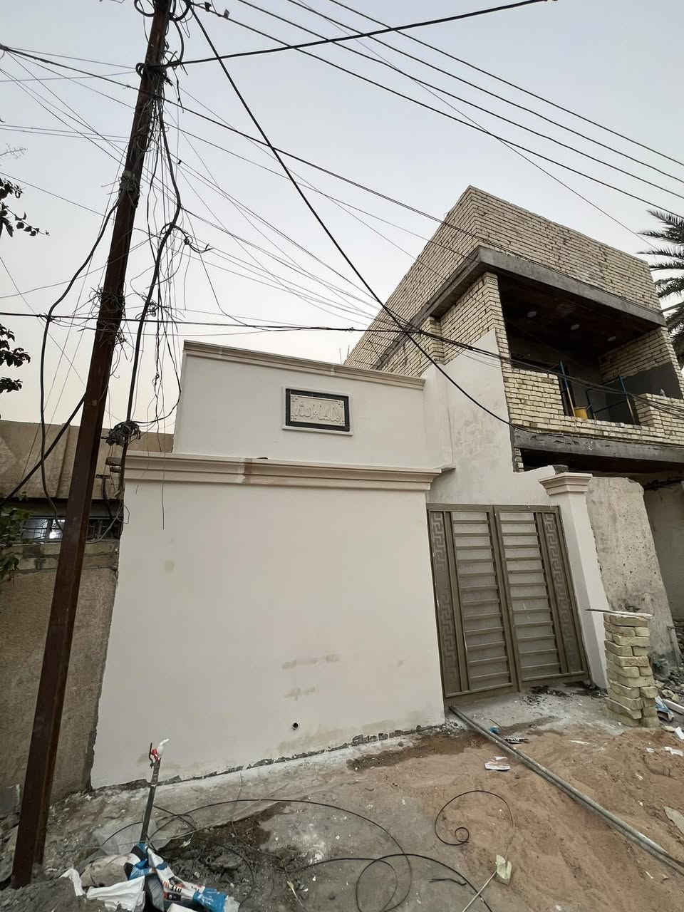 ✅مشتمل للبيع

✅المساحه 100

✅طابو ملك صرف 

✅يتكون مدخلين استقبال مطبخ حولي منور صحيات عدد 2 

✅غرفه نوم      🏡ملاحظه حالياً قيد الإنشاء ✨

✅طابق الثاني غرف نوم مع سطح

موقع 
📍بغداد /ابودشير  خلف شارع الصيرفة 

الإحسان للعقارات ابودشير 
الاستفسار 
☎️***********
