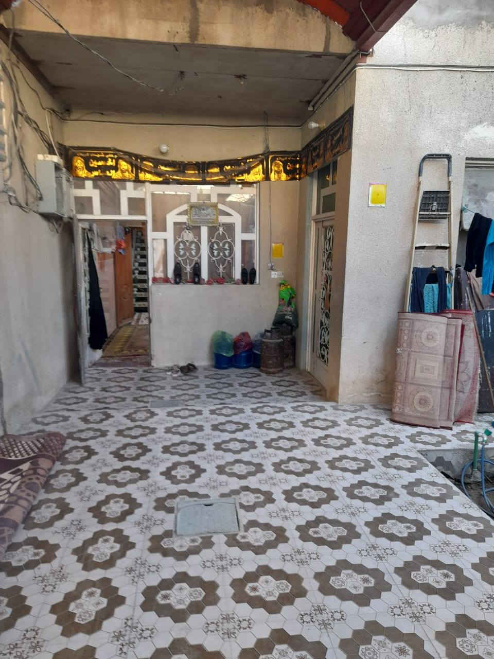 الدار للبيع ا لمساحة  ١٥٠ متر البناء بلوك طفيلي والاساس صب مسلح ويحتوي ٢ غرف واستقبال وصاله  مجهز بورك وسقوف ثانويه ومطبخ وطارمه وحديقة  كاشي وسيراميك العنوان شارع المطار القديم مقابل صيدلية الالفه  فرع متوسطة سيد البلغاء حكوميه  الدار قريب  ٣٠ متر عن الشارع العام السعر ٤٥ وبي مجال 
*********** 

***********٠ مكتب بركاة  ام البنين قرب أسواق فدك مقابل شارع السبيس شارع سايدين المطار الجديد
