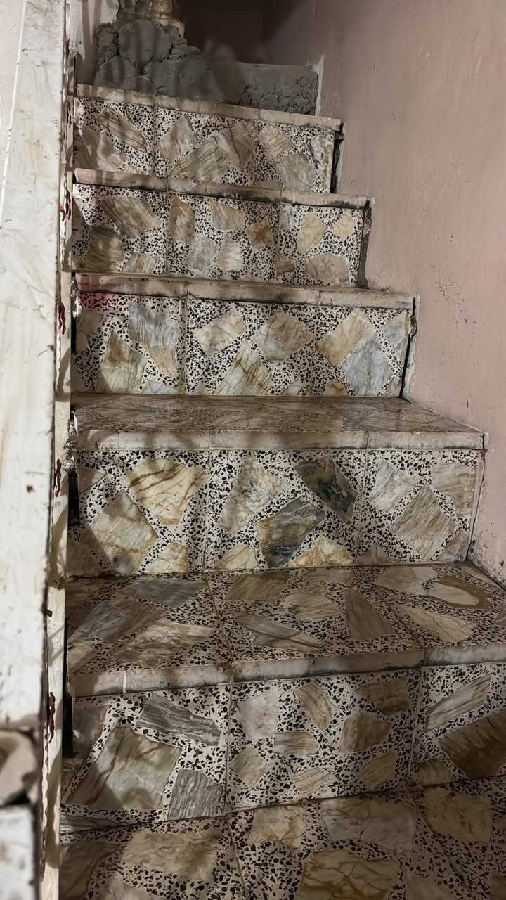 @بيت للإيجار.                         غرفه وصاله ومطبخ وستقبال ومحل.  الموقع حي العسكري شارع  السبيس الفرع المقابيل الاستدارة الثانيه 
ملاحظه الماء والكهرباء من ضمن الايجار 
رقم صاحب البيت ***********
سعر الايجار250مع المجال
