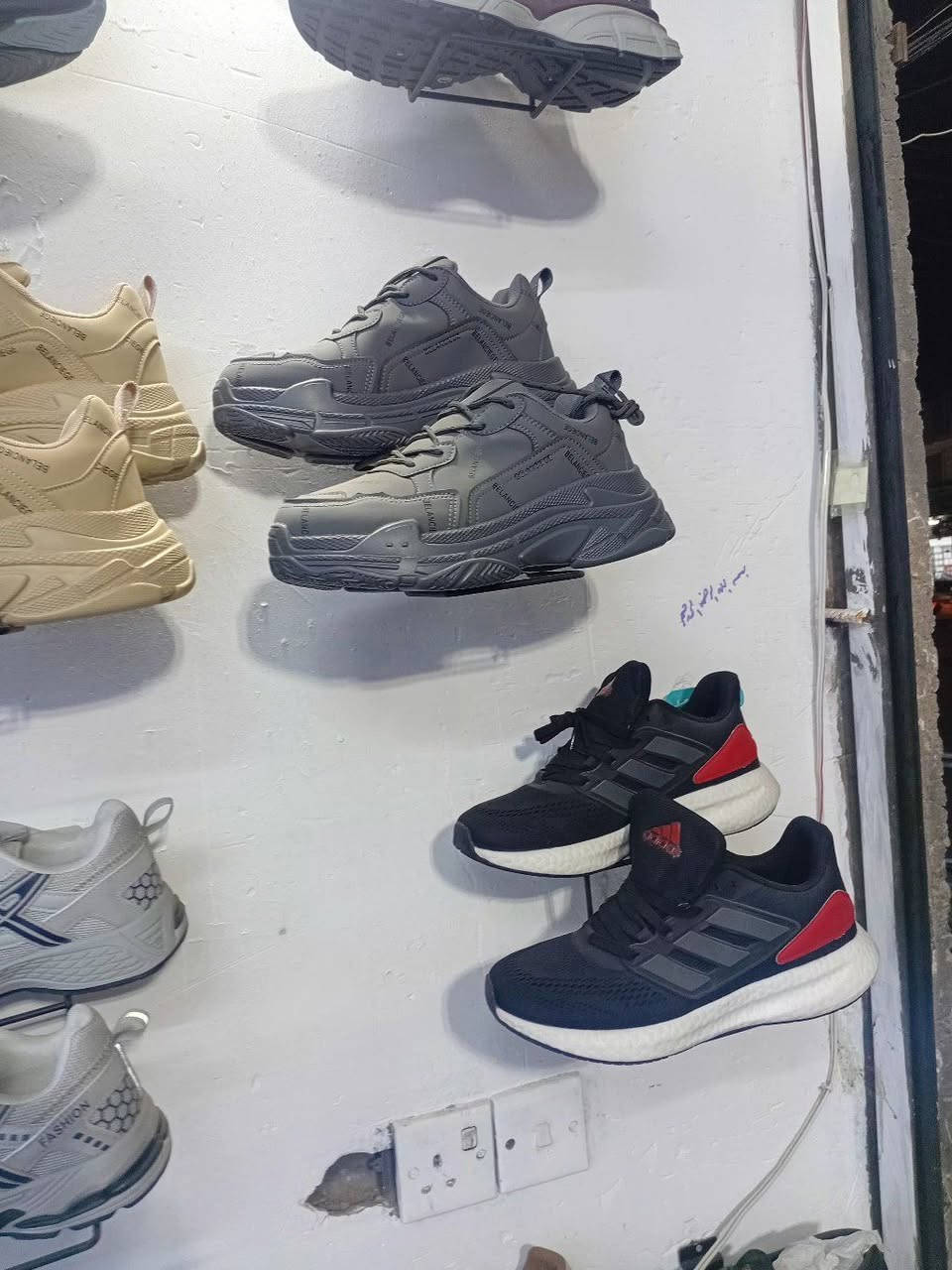 يوجد عندي شلعة احذية وبوتينات وشحاطات راجلية جديدة كله اصلية وماركات العدد 425 قطعة وهذه صورهن والفيس يحمل فقط 30 صورة بالمنشور وباقي الصور بالتعاليق


**إذا كنت صاحب هذا الإعلان وتريد حذفه لأي سبب، رجاءا أرسل رسالة إلى الدعم الفني**