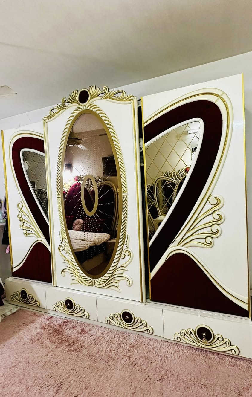 السلام عليكم
غرفة نوم تركية خشب اصلي وثقيل نظيف وتصميم راقي 
القطع كالاتي:كنتور ٣ ابواب سلايد ضخم مع ميّز تواليت وطابورية وسرير مزدوج جديد ومجرات عدد٥ 
بالعافيه على اللي ياخذها جديدة ونظيفه وتكمة 
المكان بغداد:اليرموك 
السعر مليون وبي مجال قليل 
للاستفسار : 
0781 723 4342
